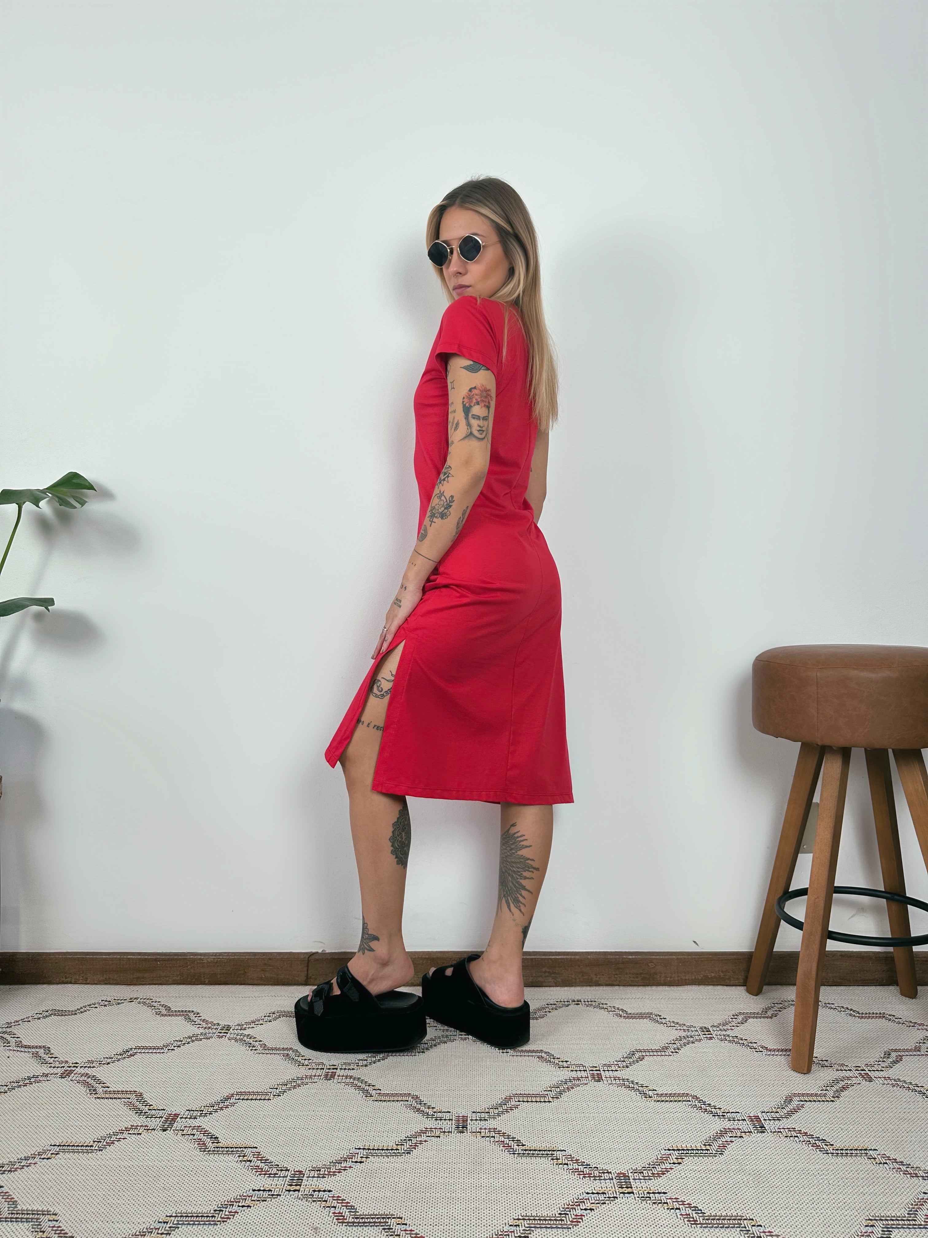 Vestido Midi Camiseta Com Fenda Aveloz Vermelho