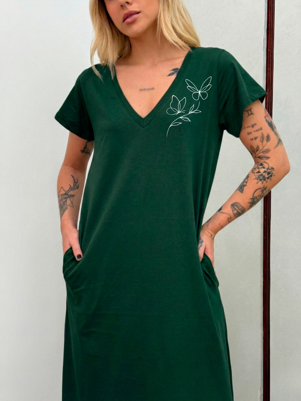 Vestido Longo de Algodão com Bolso Decote V Estampa Borboleta Verde Escuro