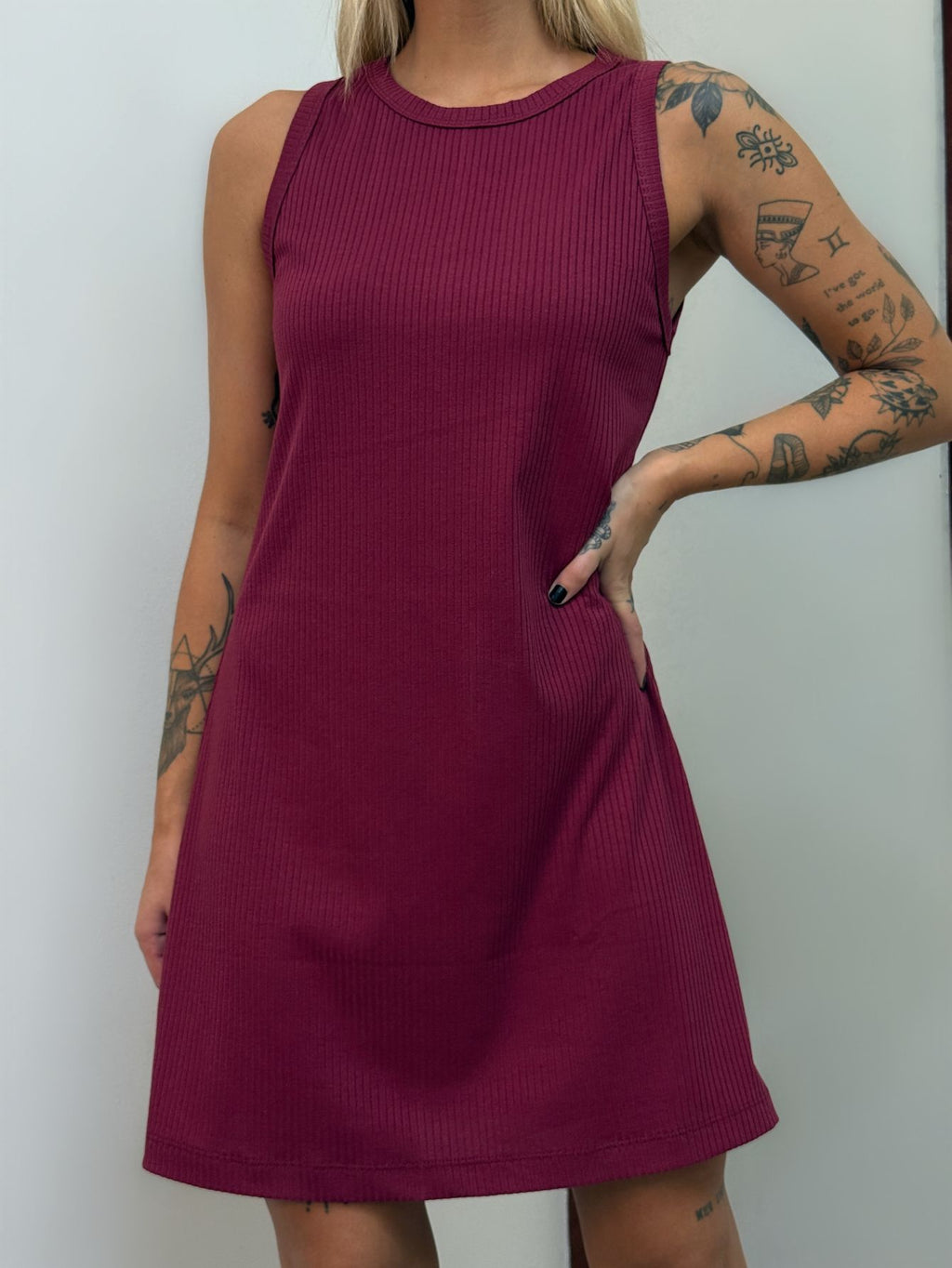 Vestido Feminino Curto Canelado Regata Acinturado Bordô