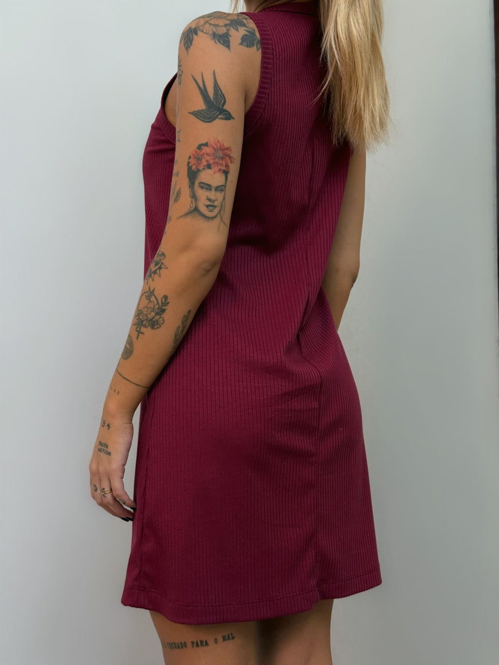 Vestido Feminino Curto Canelado Regata Acinturado Bordô