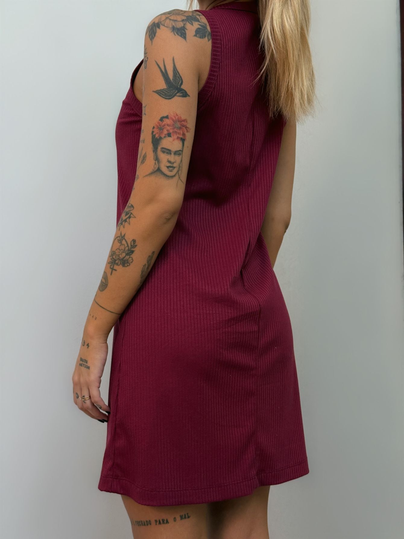 Vestido Feminino Curto Canelado Regata Acinturado Bordô