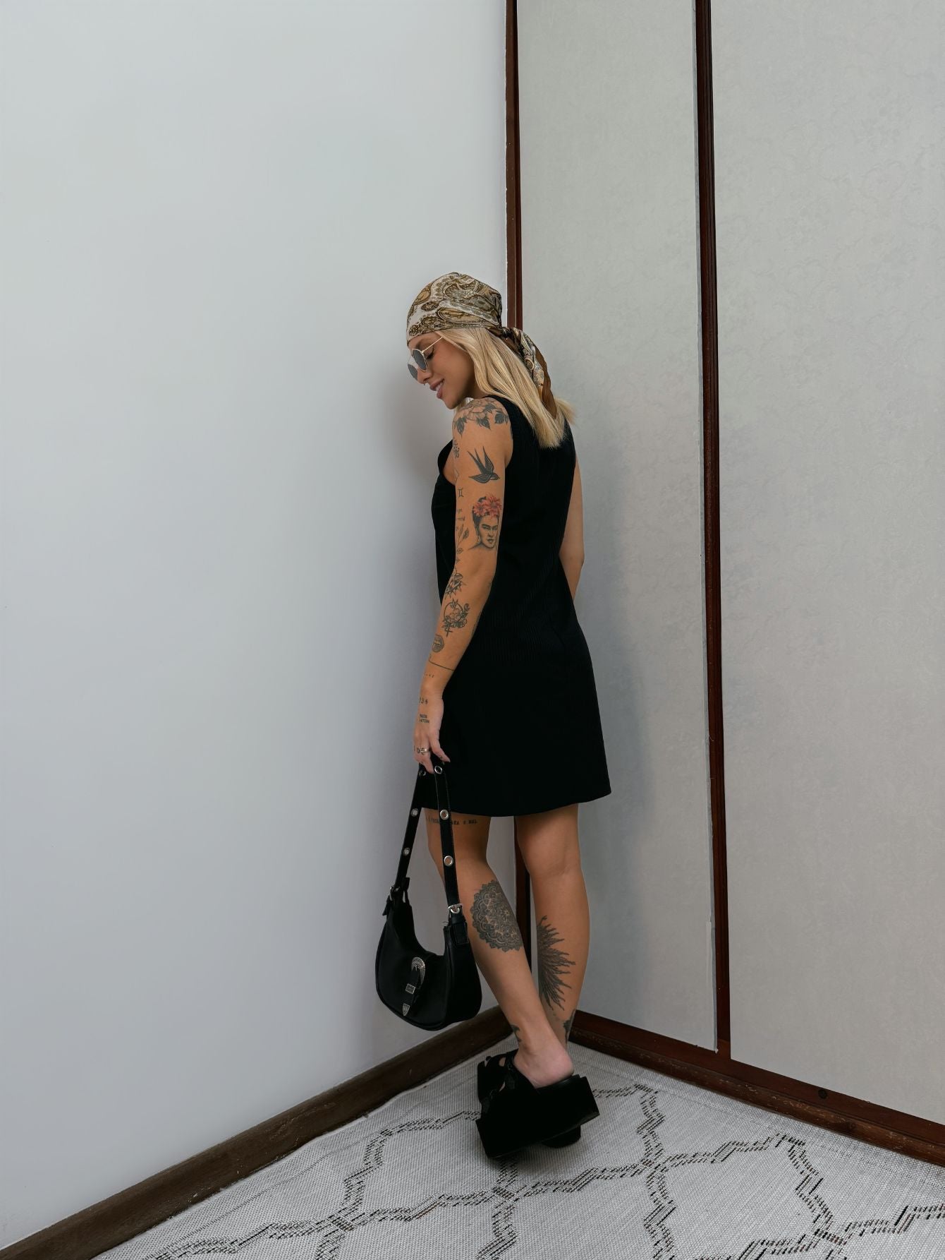 Vestido Feminino Curto Canelado Regata Acinturado E Soltinho