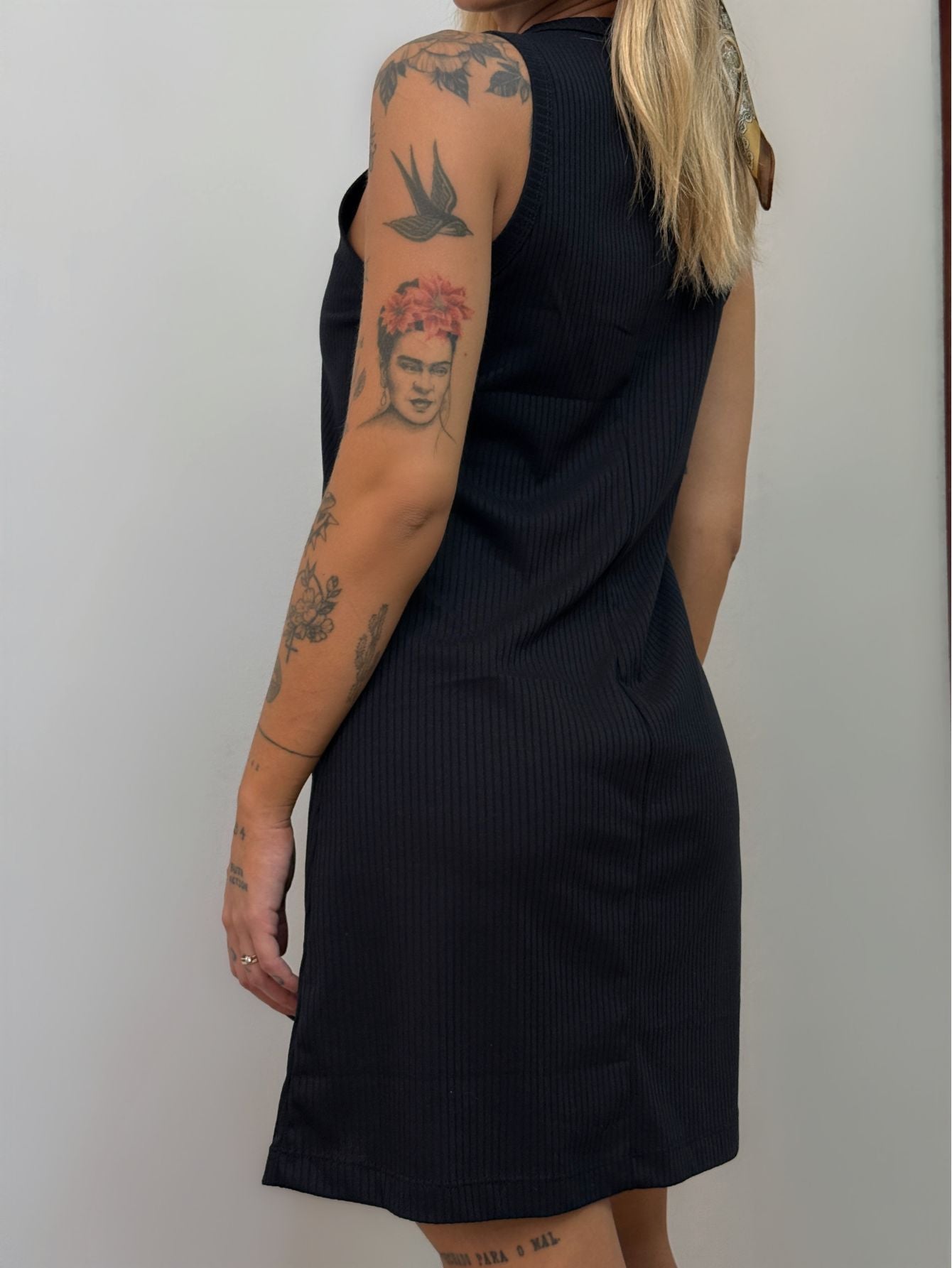 Vestido Feminino Curto Canelado Regata Acinturado E Soltinho