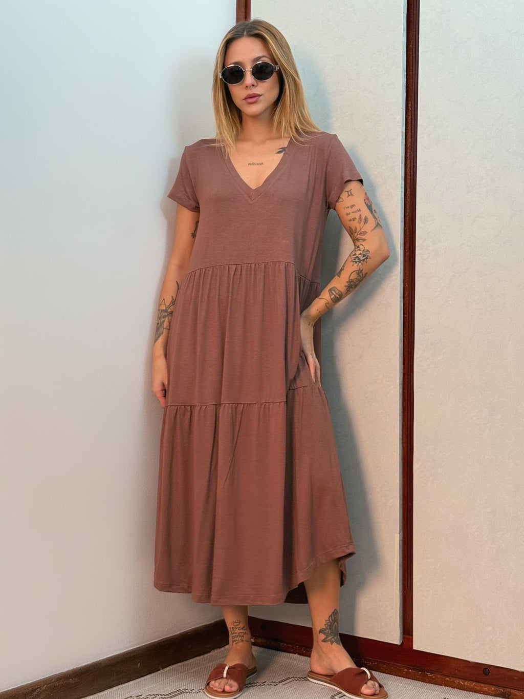 Vestido Midi Decote Em V Com Babados Na Barra Aveloz Serena Marrom
