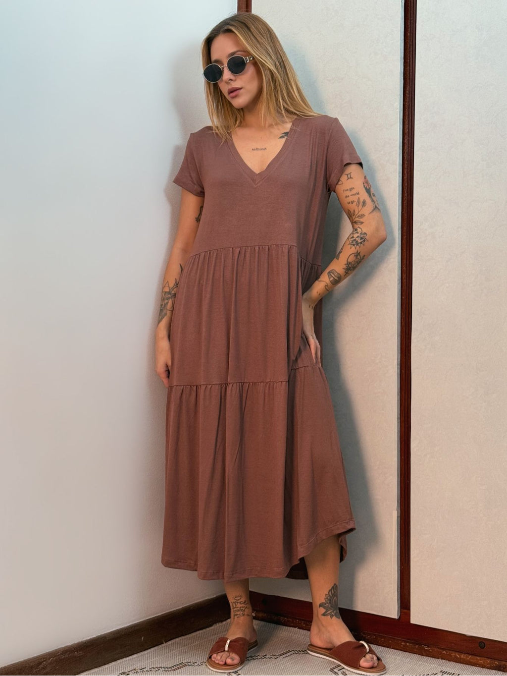 Vestido Midi Decote Em V Com Babados Na Barra Aveloz Serena Marrom