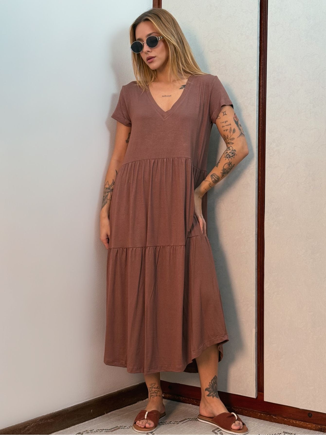 Vestido Midi Decote Em V Com Babados Na Barra Aveloz Serena Marrom