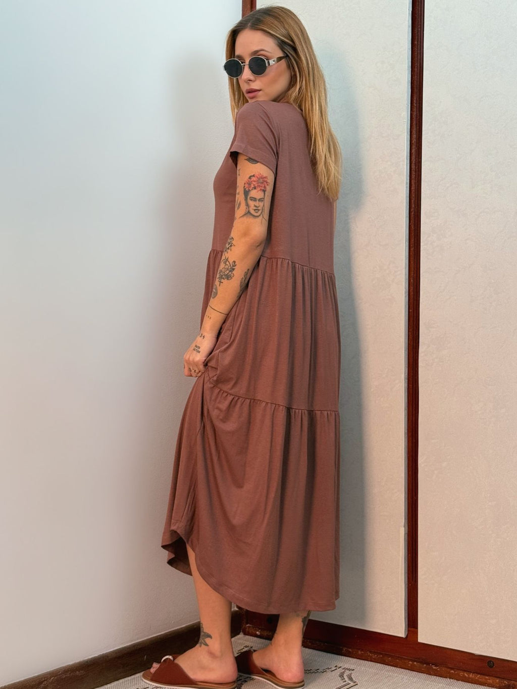 Vestido Midi Decote Em V Com Babados Na Barra Aveloz Serena Marrom