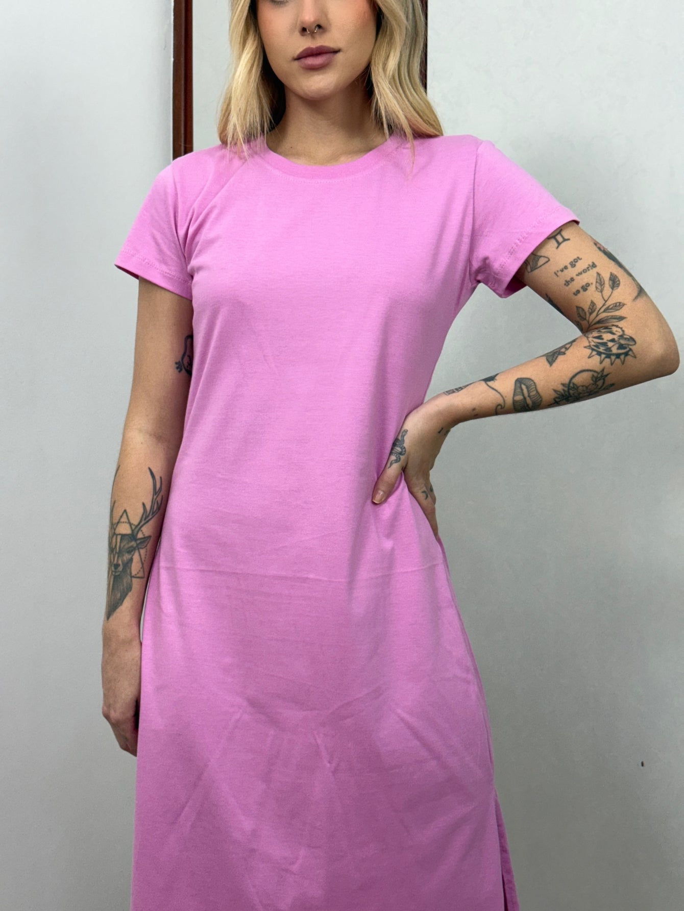 Vestido Midi Camiseta Com Fenda Aveloz Rosa Blush