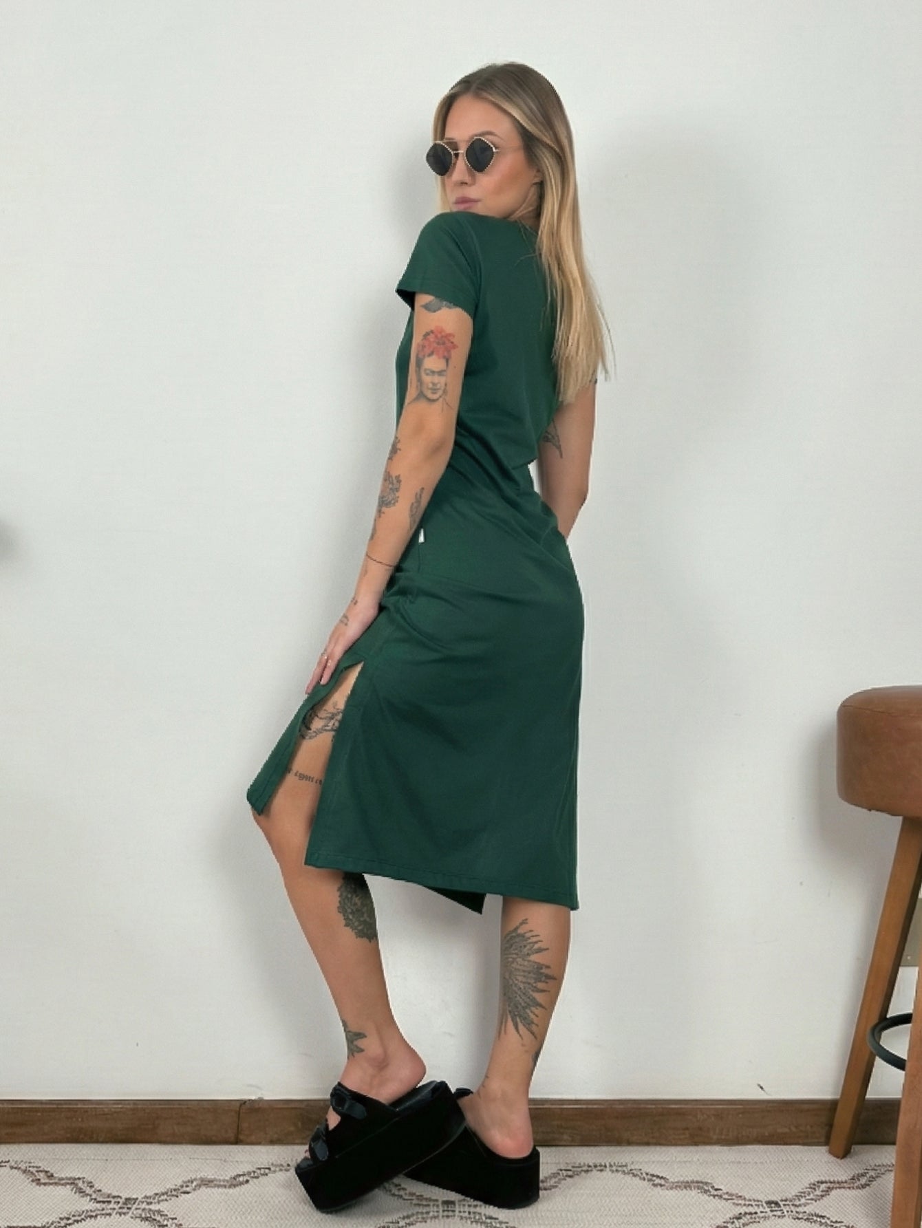 Vestido Midi Camiseta Com Fenda Aveloz Verde Escuro