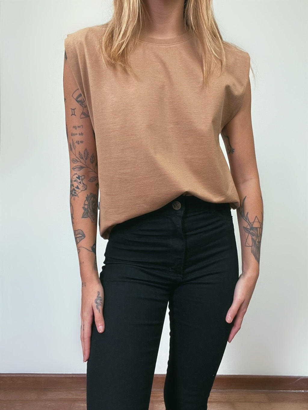 Camiseta Aveloz Feminina Muscle Tee Caramelo