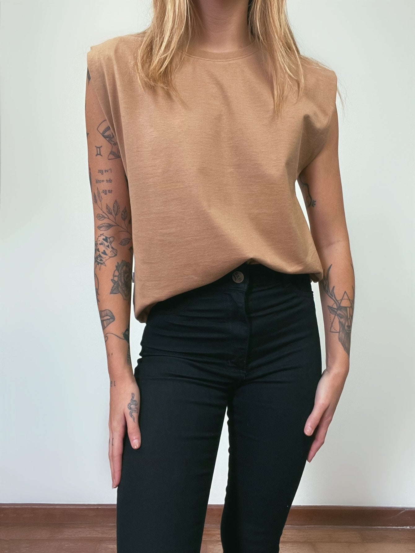 Camiseta Aveloz Feminina Muscle Tee Caramelo