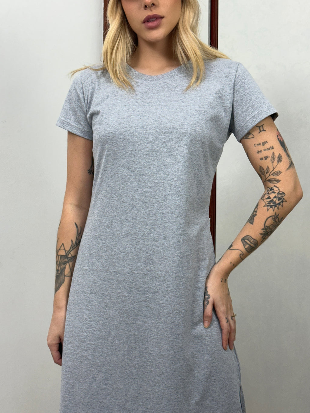 Vestido Midi Camiseta Com Fenda Aveloz Cinza