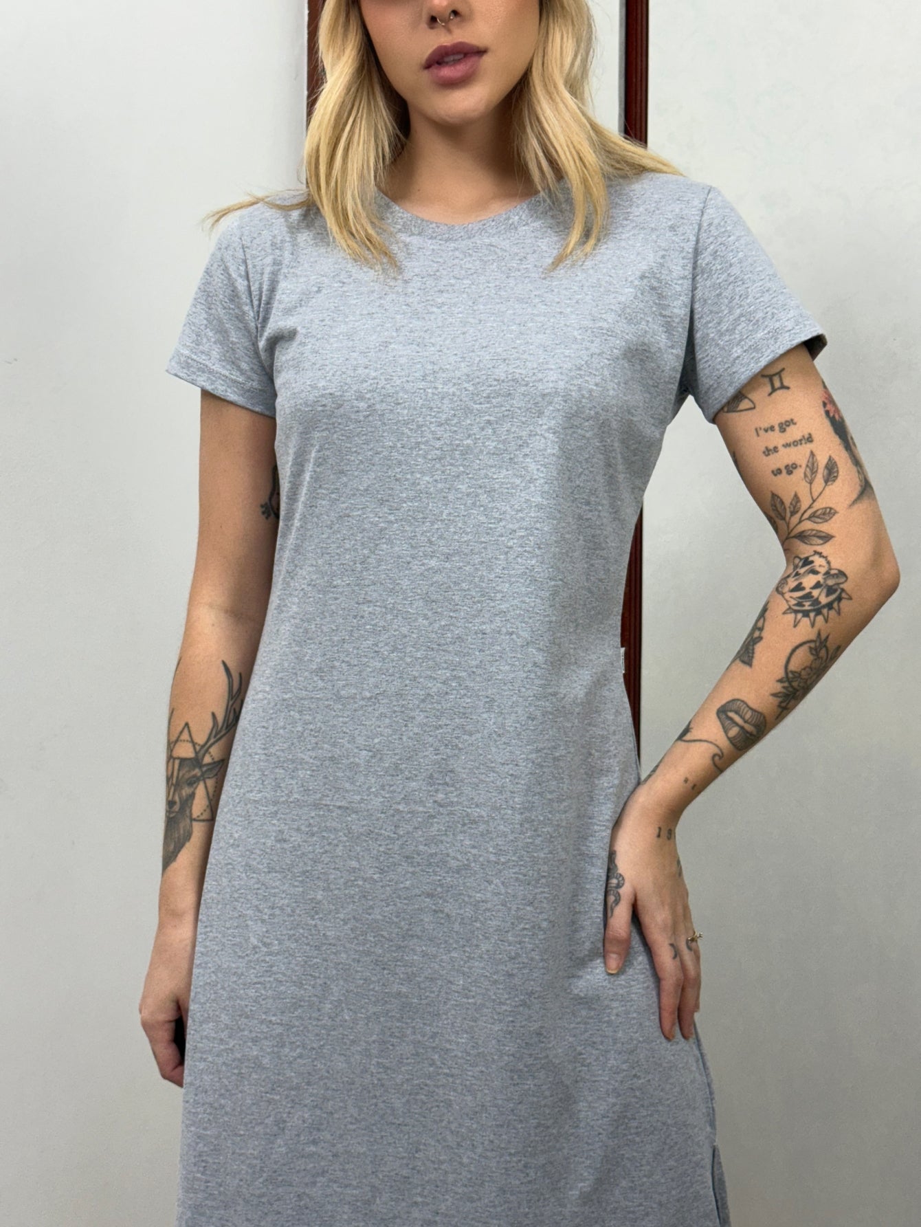 Vestido Midi Camiseta Com Fenda Aveloz Cinza