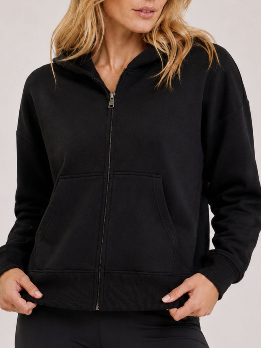 Jaqueta Moletom feminina Cropped Flow Aveloz com zíper e Capuz Preto