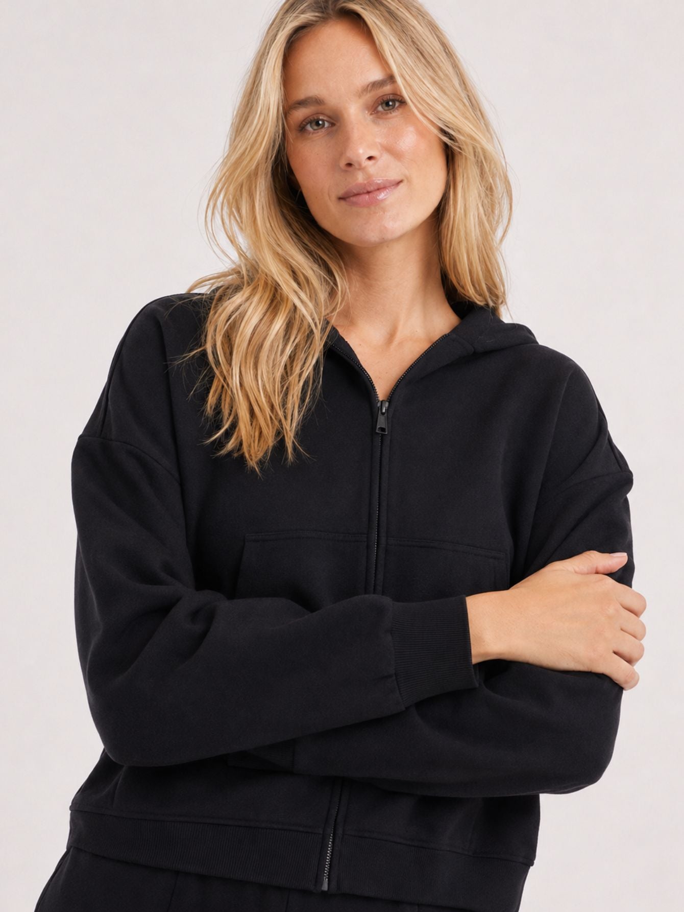 Jaqueta Moletom feminina Cropped Flow Aveloz com zíper e Capuz Preto