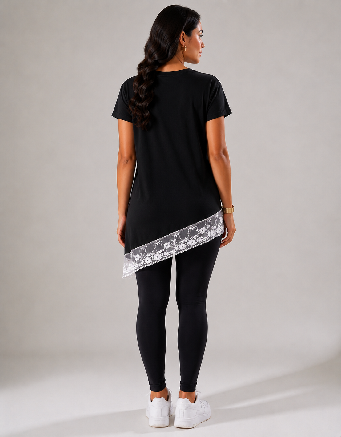 Blusa Assimétrica Feminina com Renda Preta