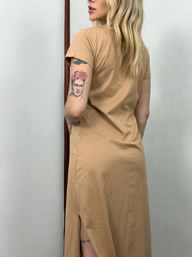 Vestido Midi Camiseta Com Fenda Aveloz Caramelo