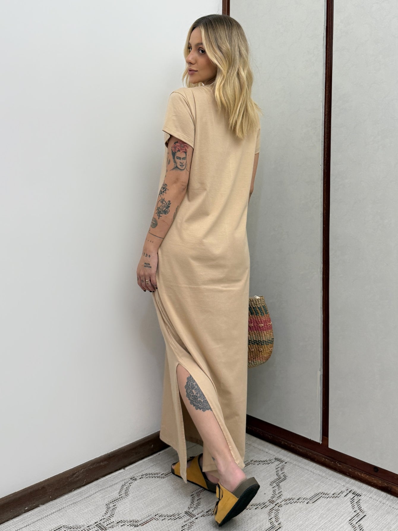 Vestido Longo de Algodão com Bolso Decote V Areia