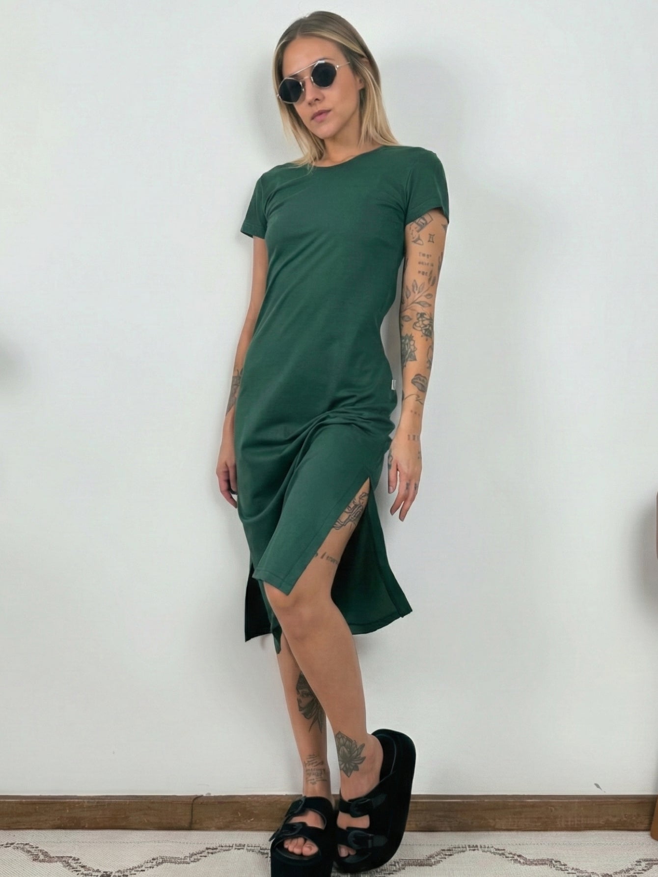 Vestido Midi Camiseta Com Fenda Aveloz Verde Escuro
