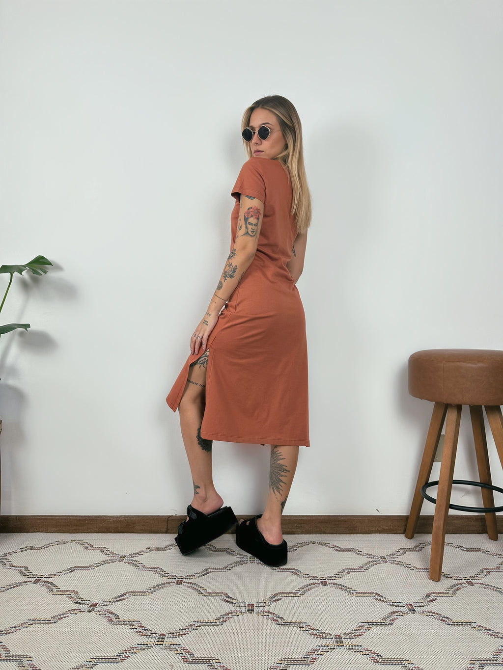 Vestido Midi Camiseta Com Fenda Aveloz Terracota