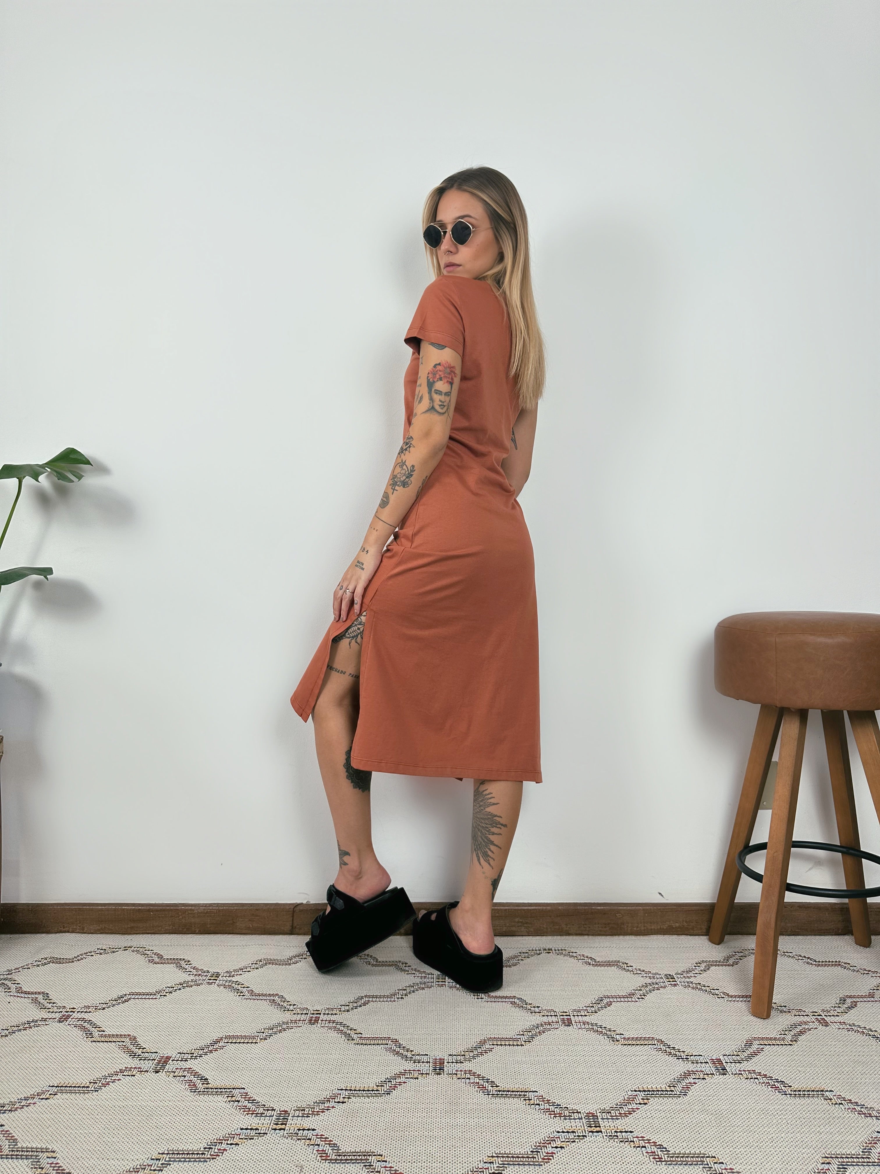 Vestido Midi Camiseta Com Fenda Aveloz Terracota