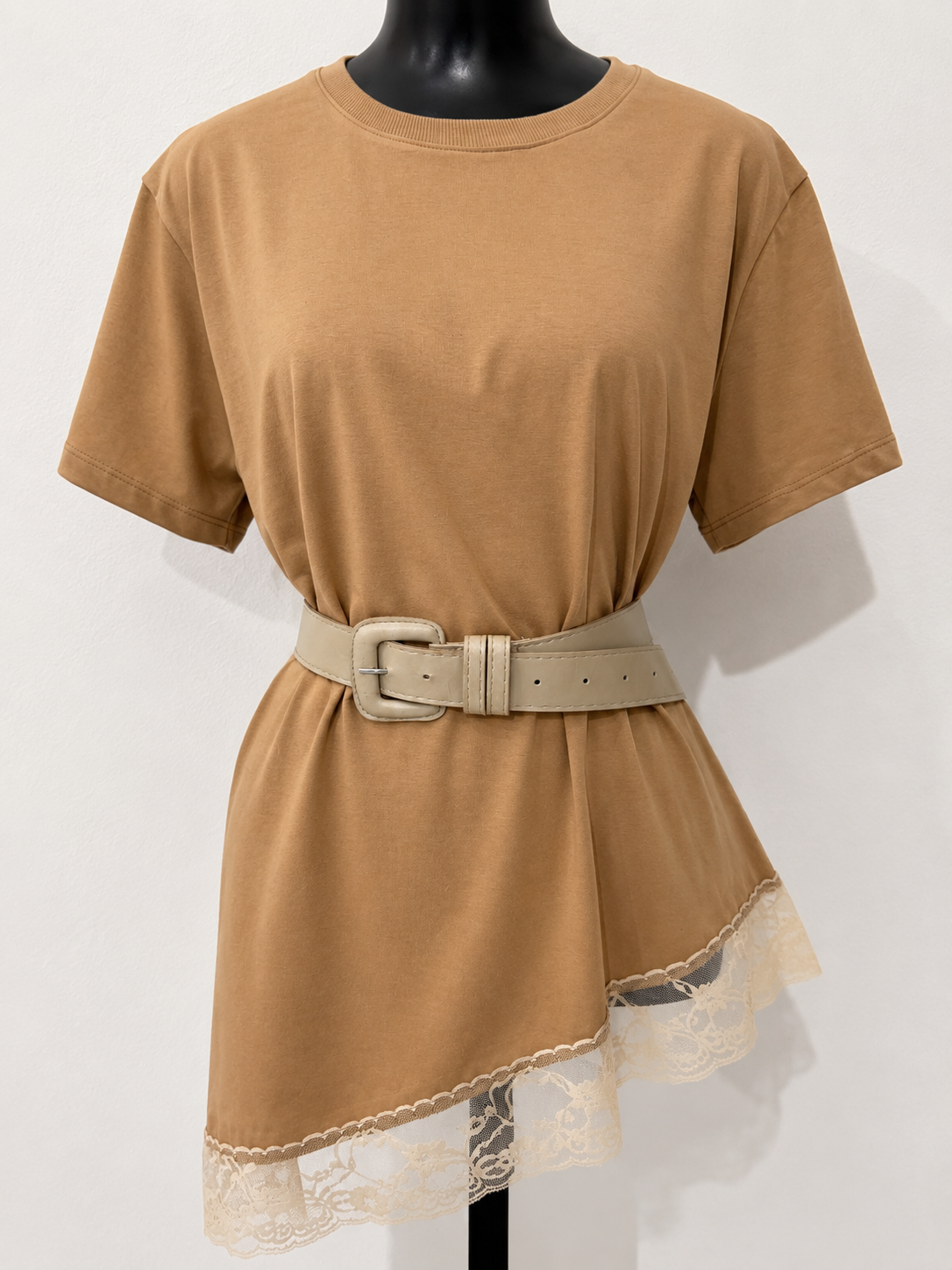 Blusa Assimétrica Feminina com Renda Caramelo
