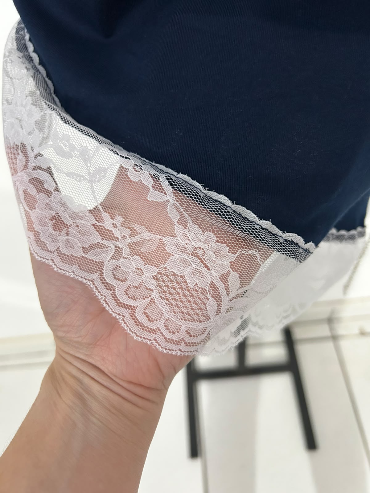 Blusa Assimétrica Feminina com Renda Azul Marinho