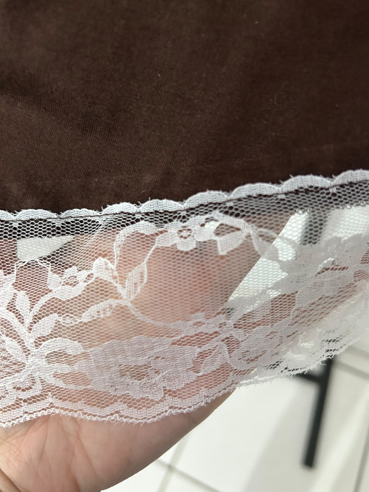 Blusa Assimétrica Feminina com Renda Marrom