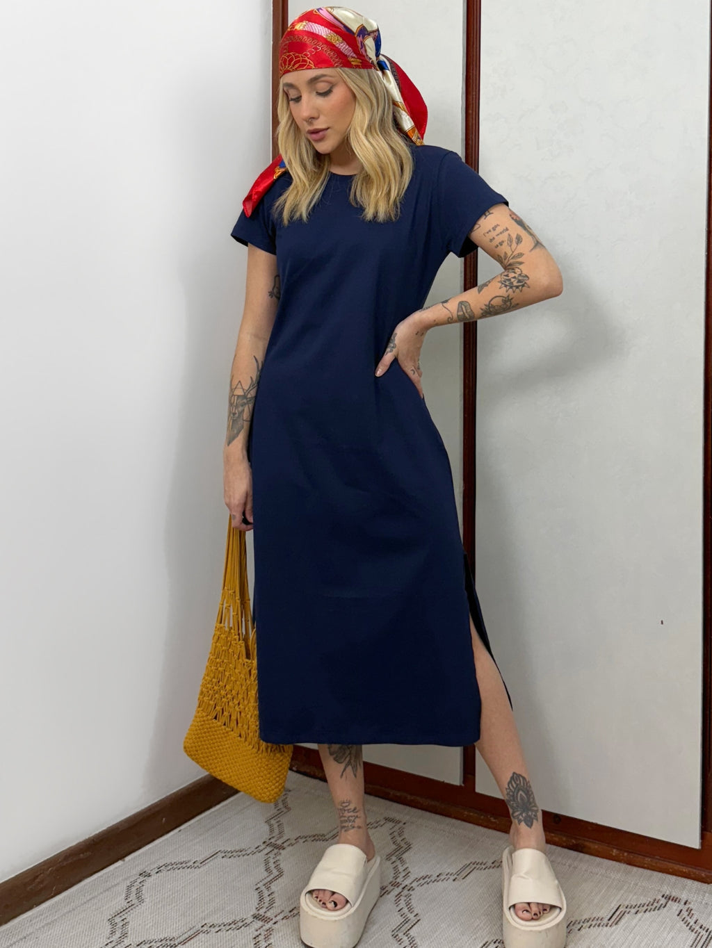 Vestido Midi Camiseta Com Fenda Aveloz Azul Marinho