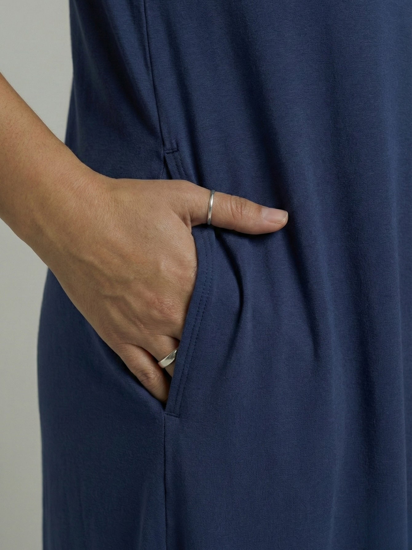 Vestido Longo Aveloz Viscolycra Soltinho Plus Size com Bolso Azul Marinho