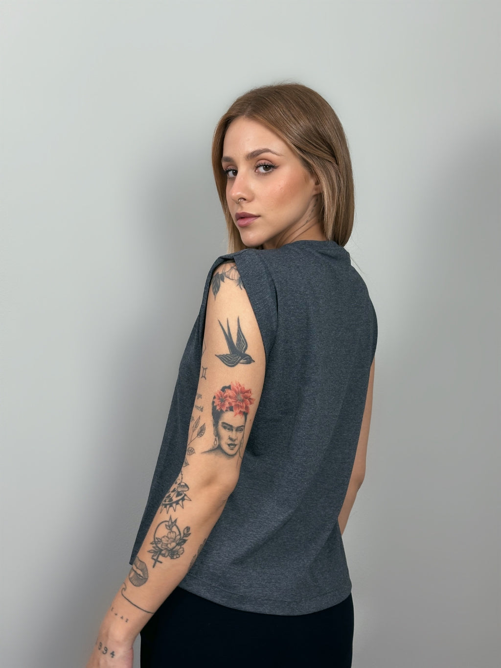 Camiseta Aveloz Feminina Muscle Tee Grafite