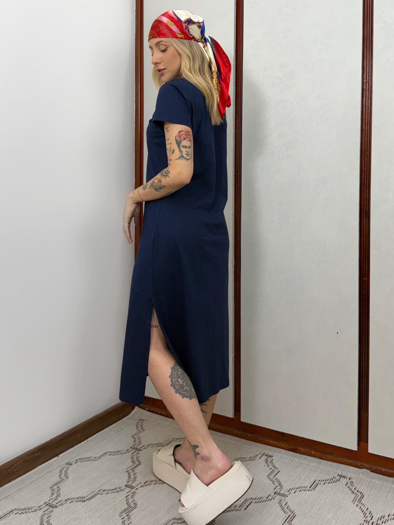 Vestido Midi Camiseta Com Fenda Aveloz Azul Marinho