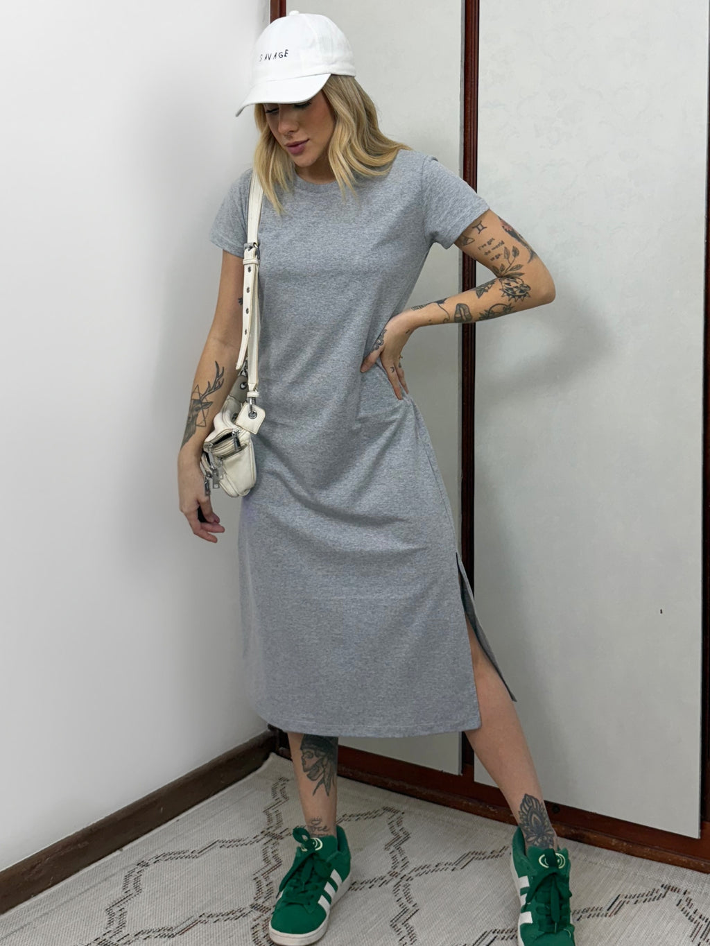 Vestido Midi Camiseta Com Fenda Aveloz Cinza