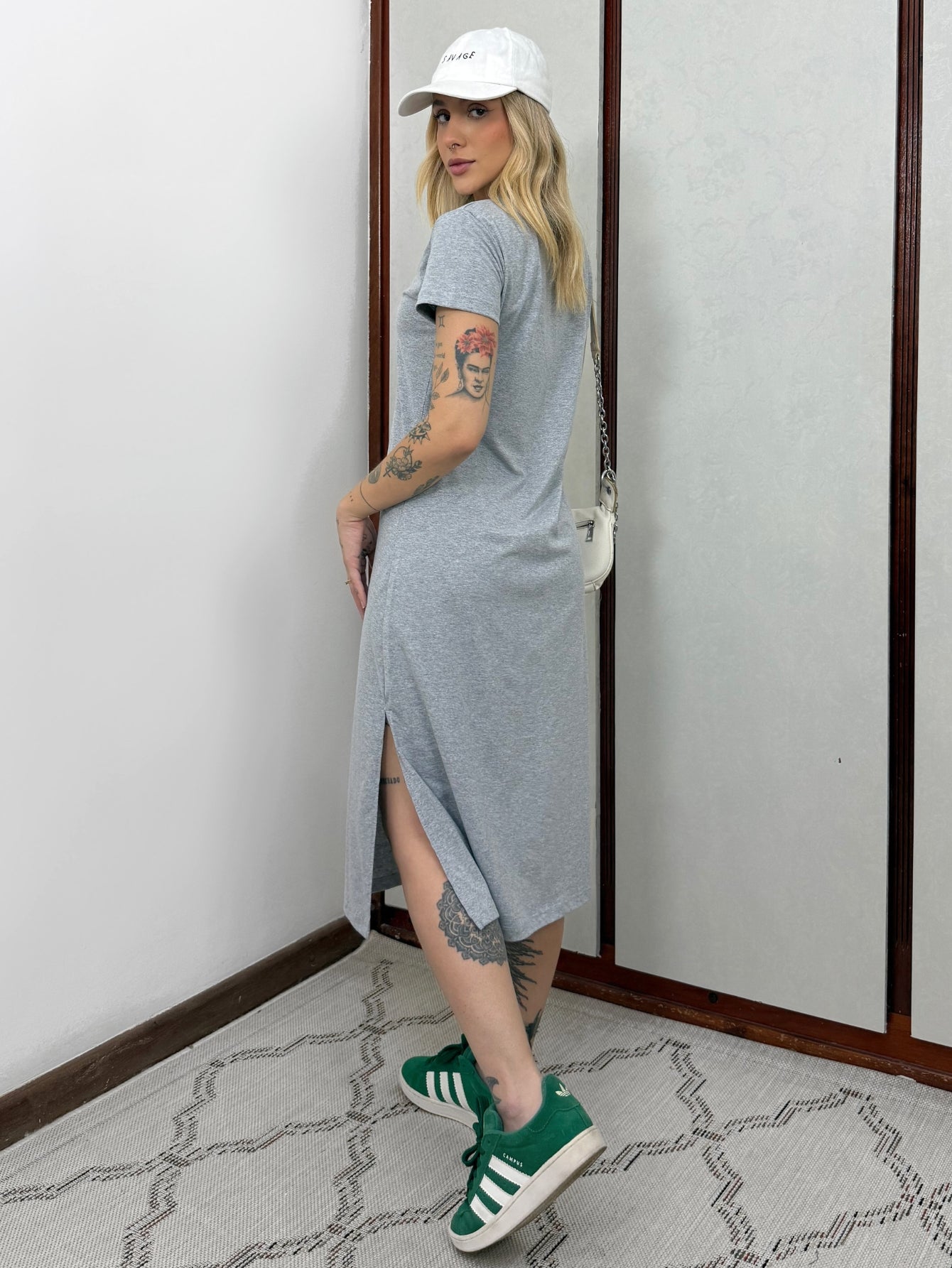 Vestido Midi Camiseta Com Fenda Aveloz Cinza