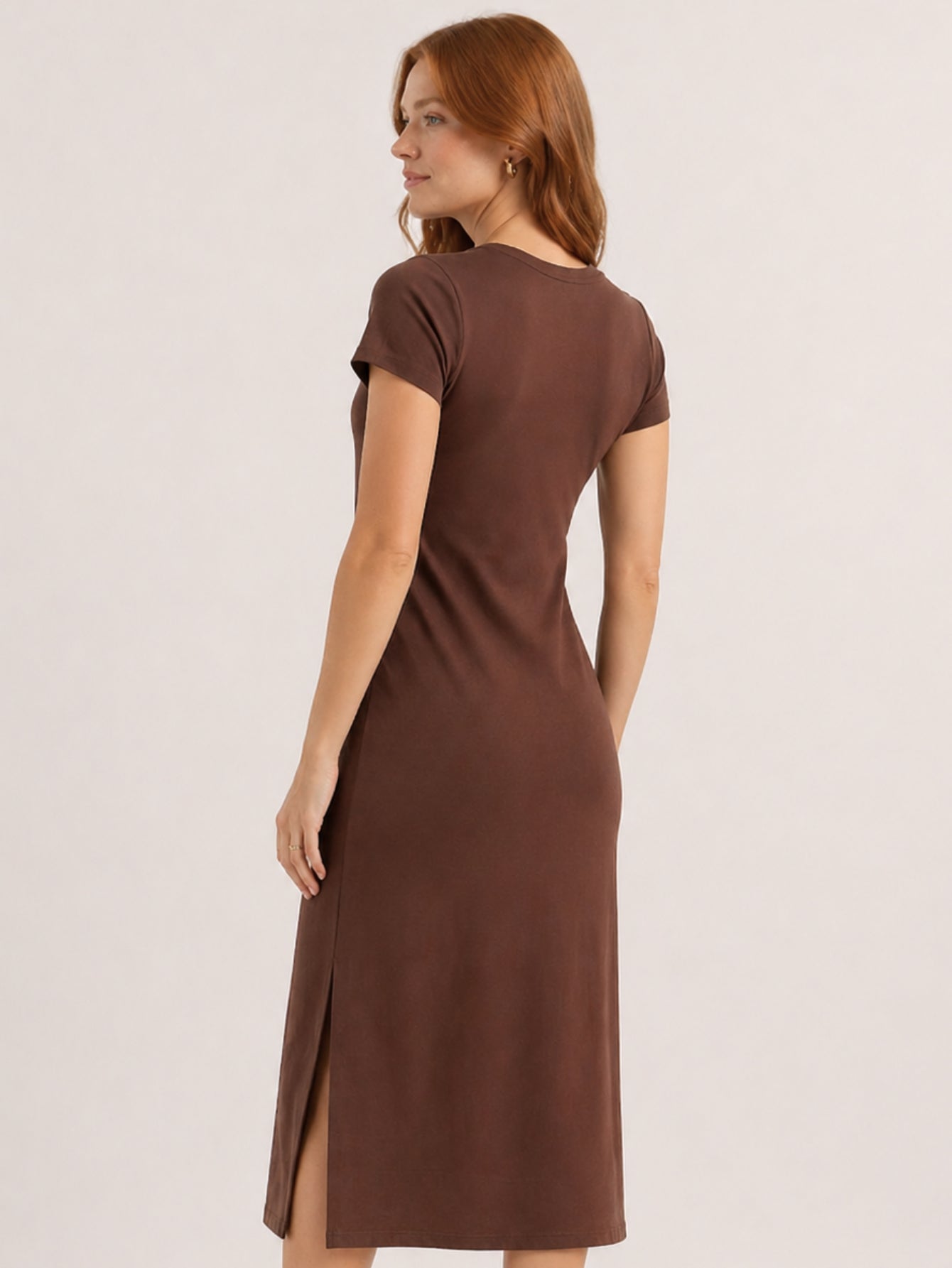 Vestido Midi Camiseta Com Fenda Aveloz Marrom