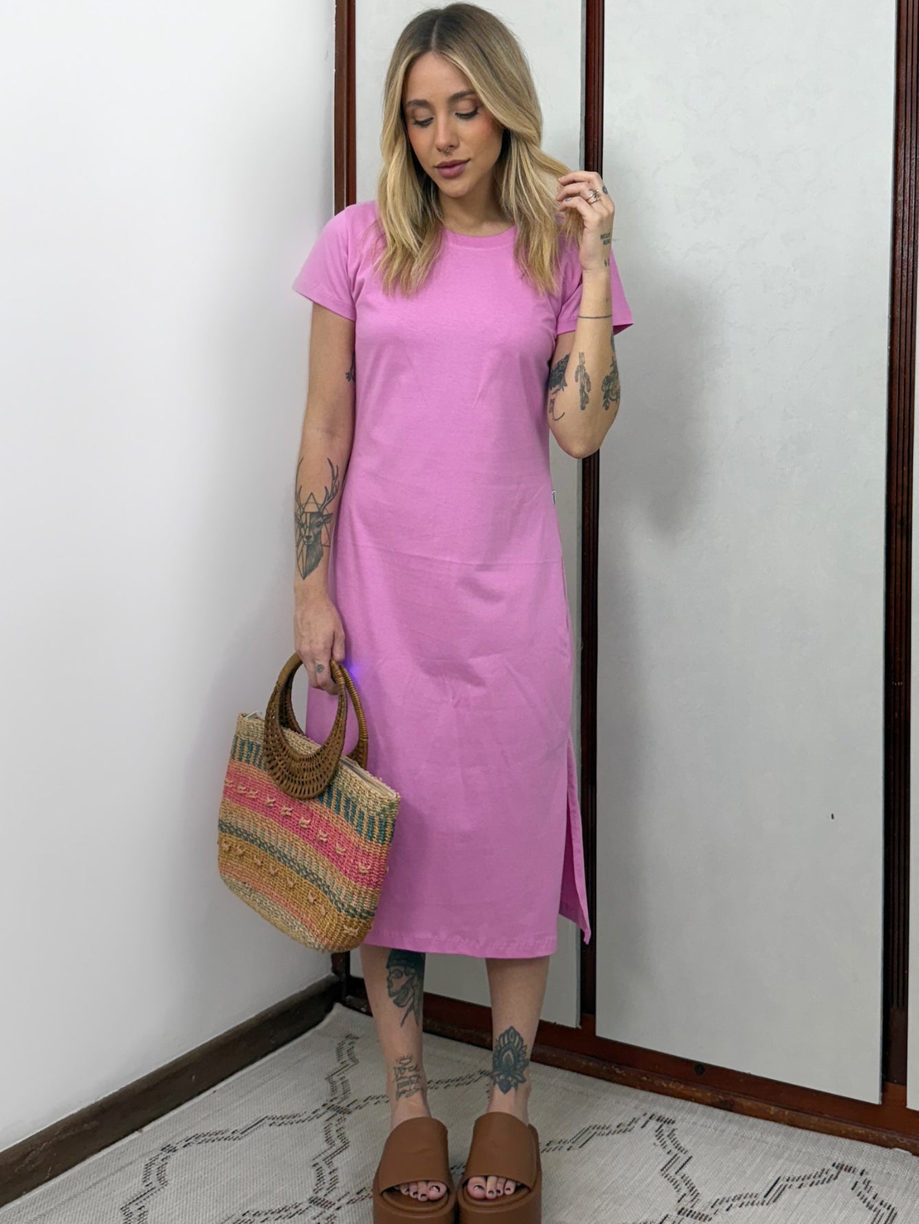 Vestido Midi Camiseta Com Fenda Aveloz Rosa Blush