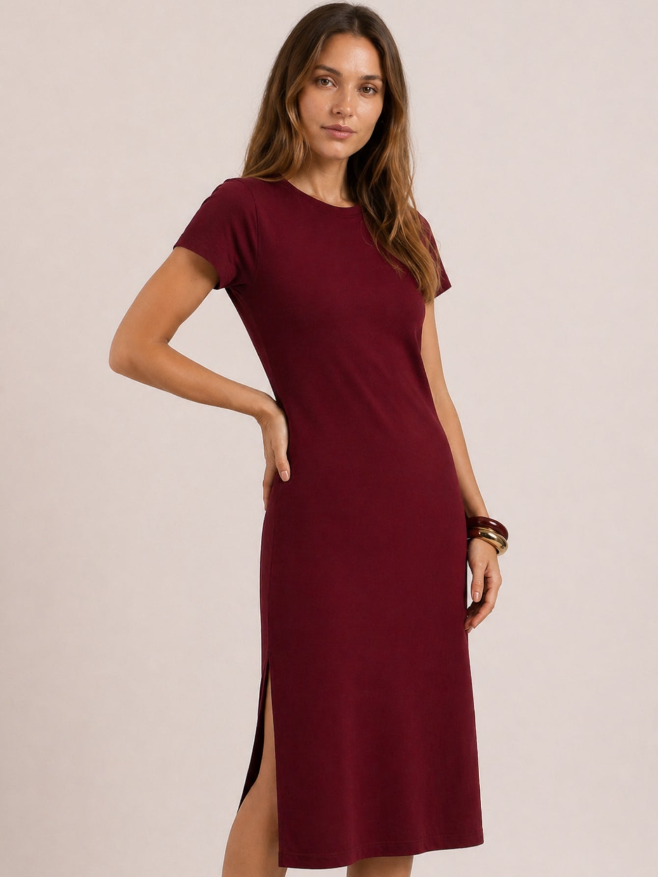 Vestido Midi Camiseta Com Fenda Aveloz Bordô