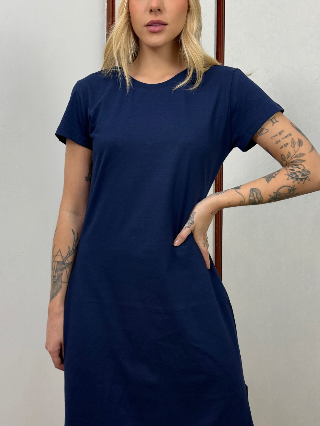 Vestido Midi Camiseta Com Fenda Aveloz Azul Marinho