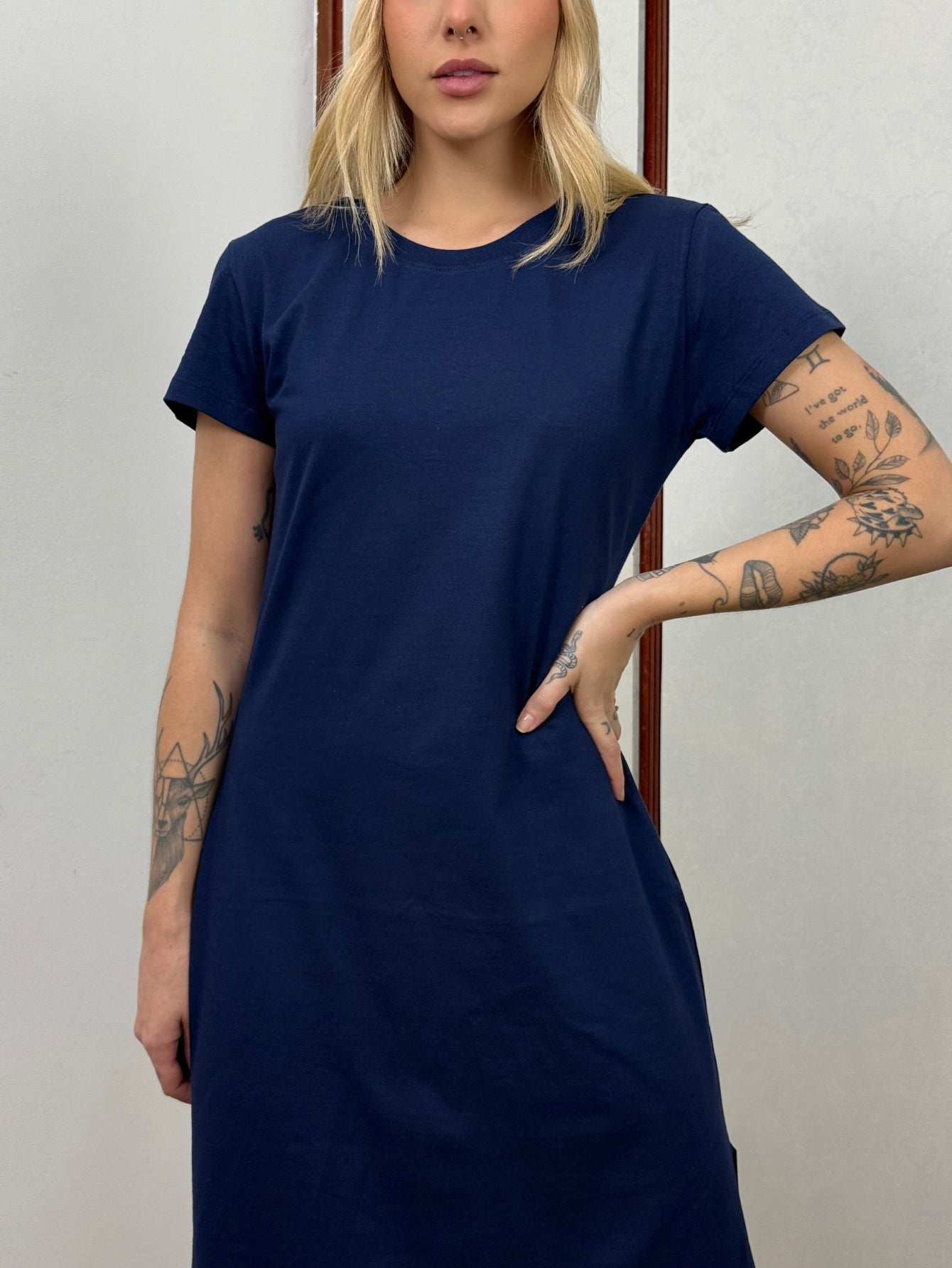 Vestido Midi Camiseta Com Fenda Aveloz Azul Marinho