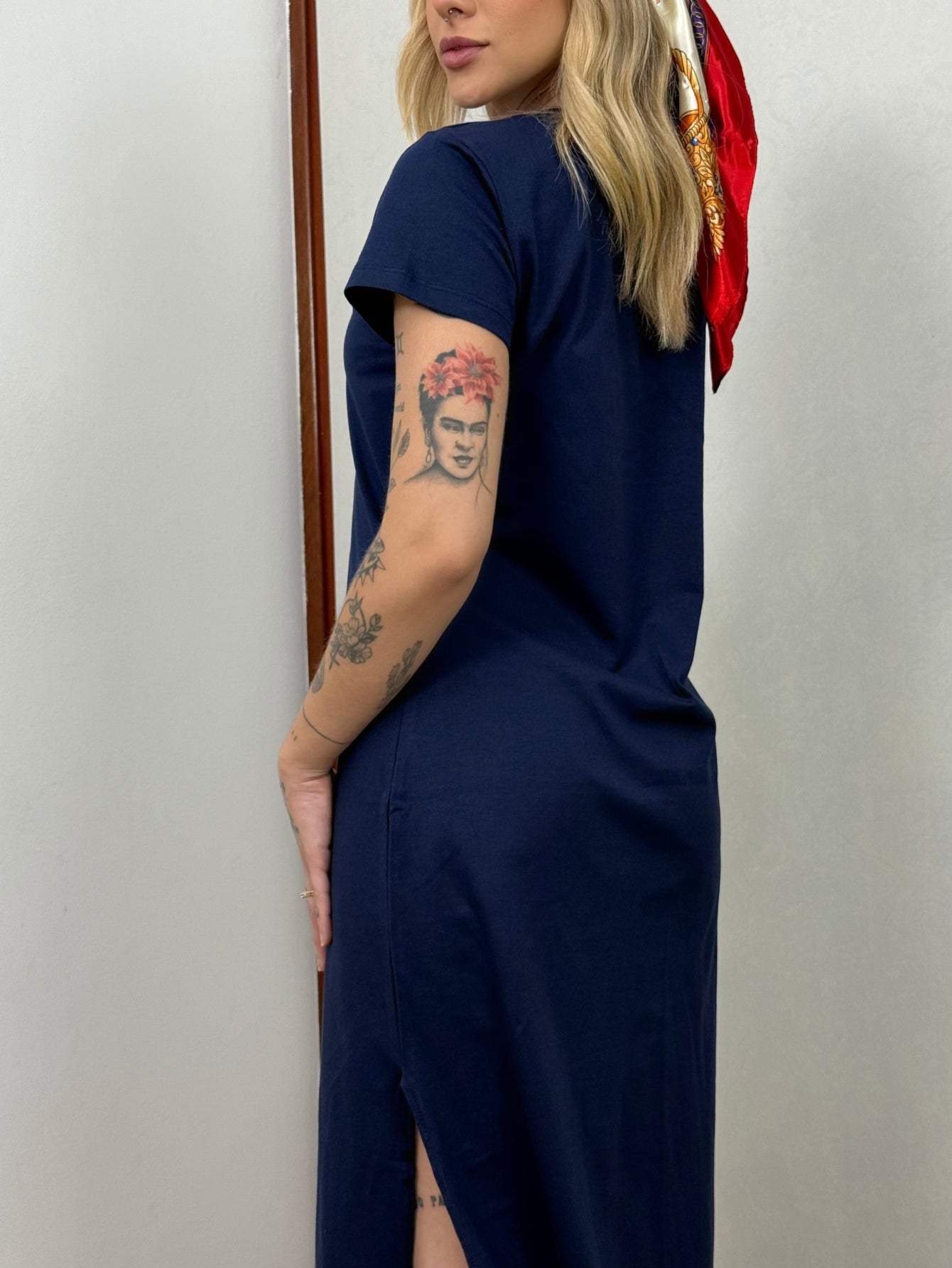 Vestido Midi Camiseta Com Fenda Aveloz Azul Marinho