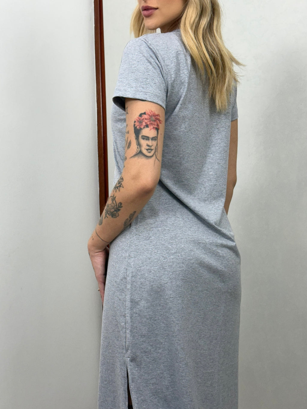Vestido Midi Camiseta Com Fenda Aveloz Cinza