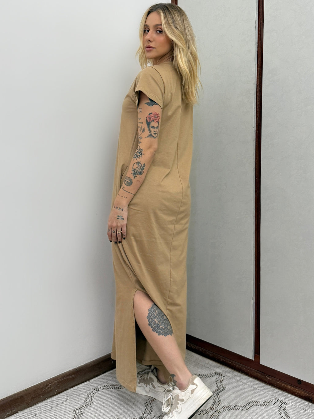 Vestido Longo de Algodão com Bolso Decote V Caramelo